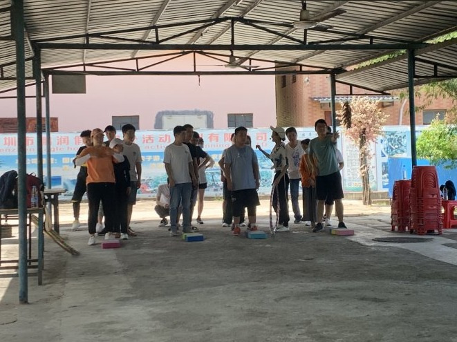 優卡特員工玩摸石頭過河游戲